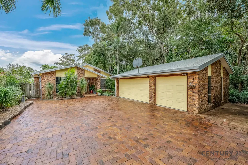 Millbank 5 Bedroom SUNSHINE COAST HINTERLAND VIBES – IN THE HEART OF BUNDABERG! STUNNING 5-BEDROOM, 3-BATHROOM DUAL LIV