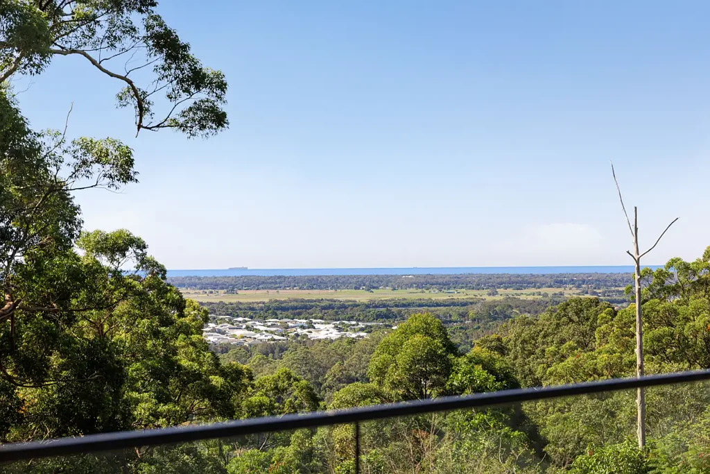 Rosemount 4 Slaapkamer Coming Soon! Effortless Elegance, Easy-Care Acreage, Ocean Views!