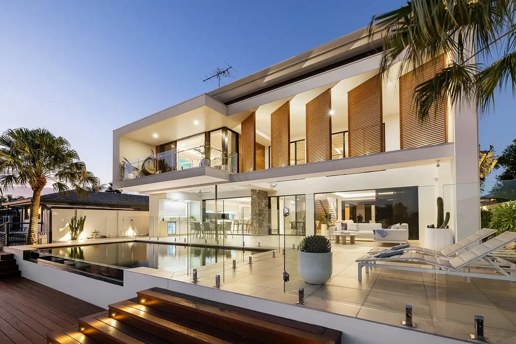 Broadbeach Waters 5غرفة نوم Waterfront Entertainer of Scale, Style and Seamless Indoor-Outdoor Living