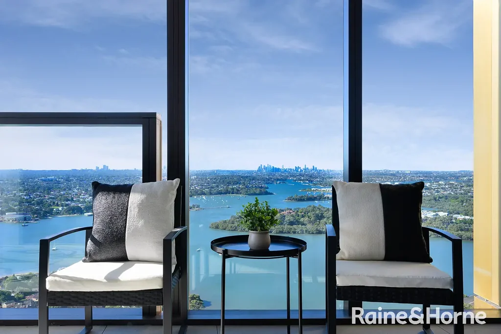 Rhodes 5બેડરૂમ Rare Conjoined 5-Bedder 226 SQM Sky Home with Uninterrupted 270° Harbour & City Views in The Peake