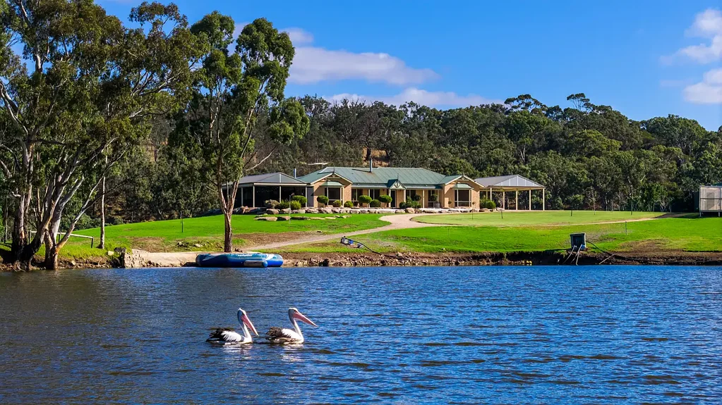 Macclesfield 4房  A 50-acre equine paradise with a magical outlook from dawn to dam.