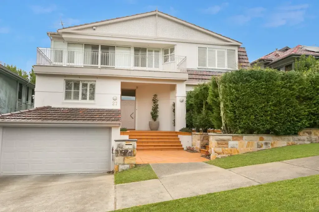 LARGE FAMILY HOME IN PRIZED LOCATION