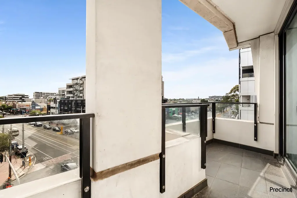 Brunswick 1chambre North-Facing Corner Apartment with Sunlit Interiors & Unbeatable Convenience