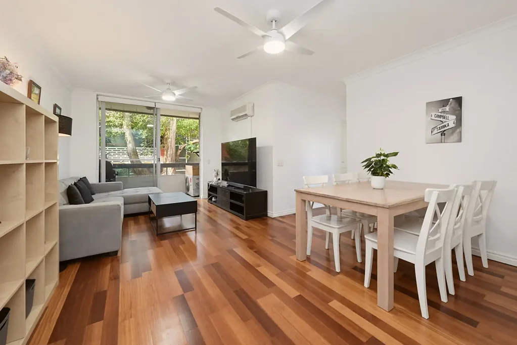 Lane Cove North 2 Slaapkamer Generous Two Bedroom Apartment with Oversized Lock-Up Garage