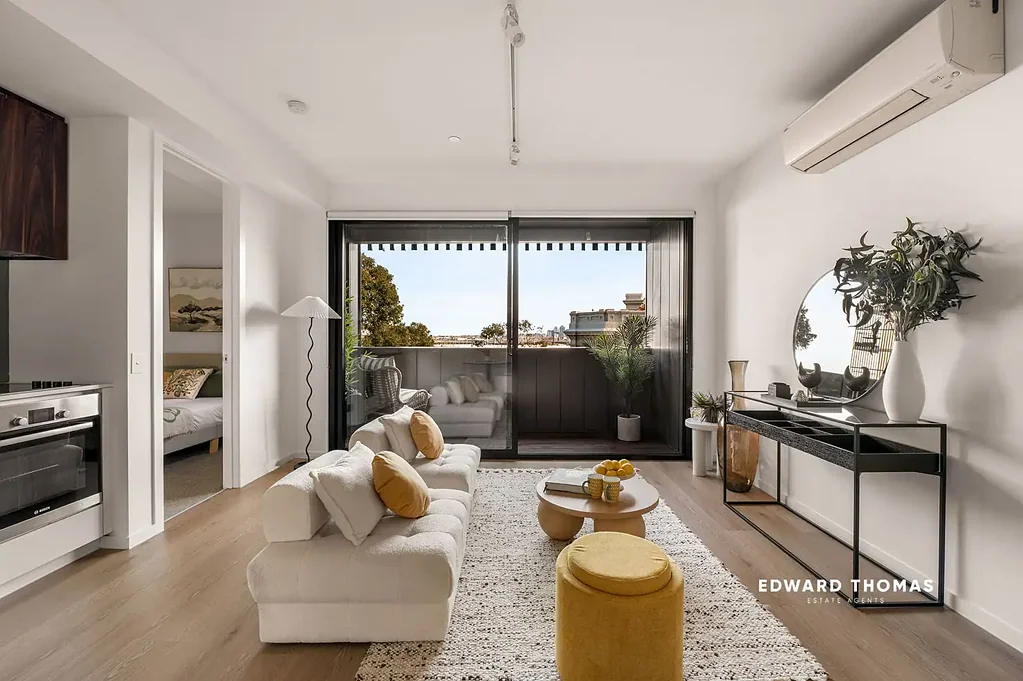 West Melbourne 2房 城市边缘的雅致生活，视野开阔 Elevated Style with a City-Edge Outlook