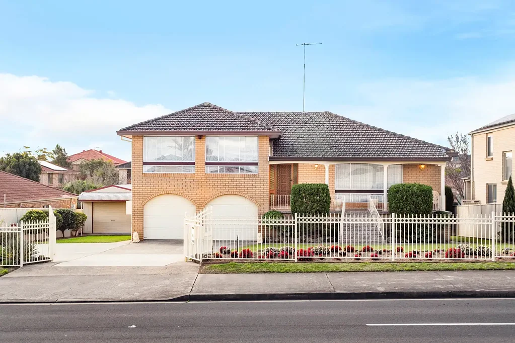 Schofields 4 Bedroom Prime Location with extra large 864 sqm land size and 24m frontage - Endless Potential!