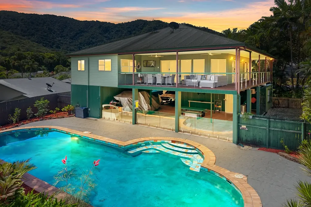Bentley Park 5कमरा Tropical Family Living with Mountain Views and Poolside Entertaining