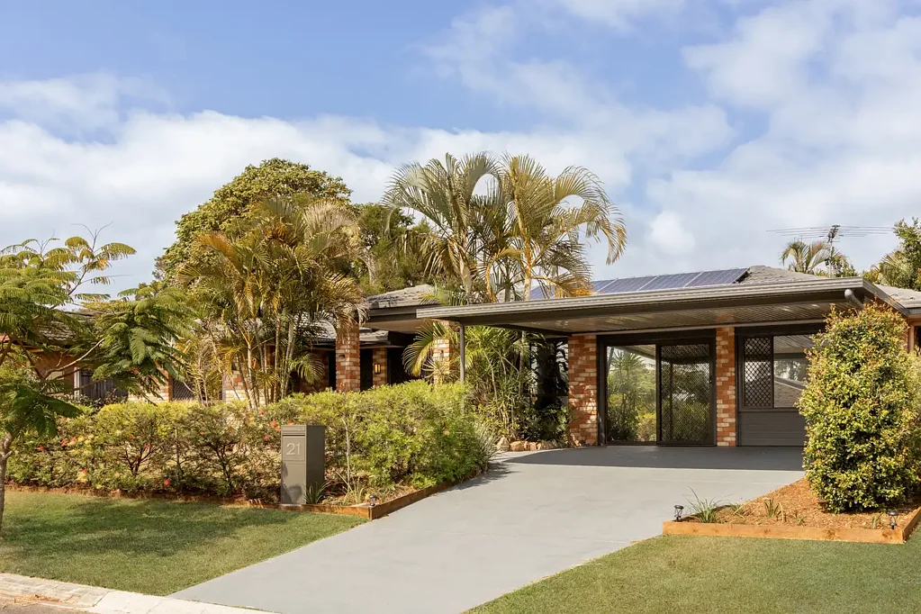 Deception Bay 4બેડરૂમ Spacious Brick Home with Gardens & Teenage Retreat