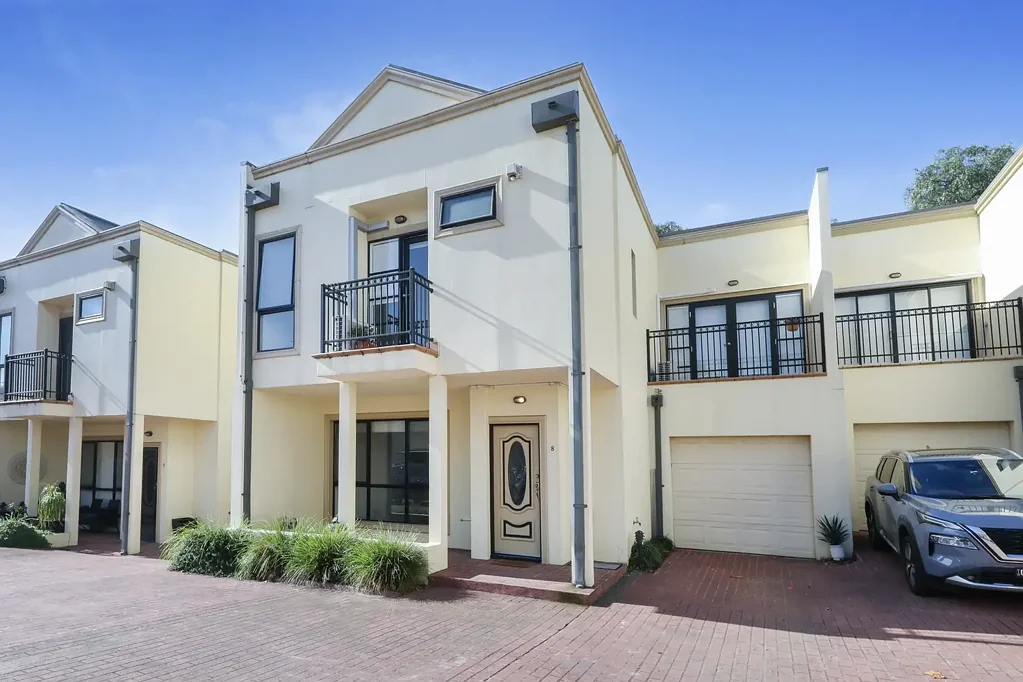 LOW MAINTENANCE 3-BEDROOM TOWNHOUSE IN PRIME LOCATION!