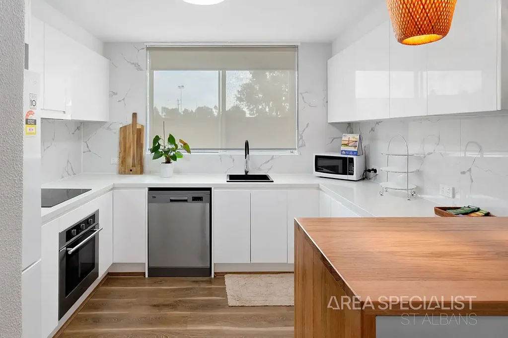 St Albans 2房 St Albans黄金地段 全新翻新 两卧宽敞 时尚厨房 安全车位 便利生活 RENOVATED DELIGHT (ON GROUND FLOOR)