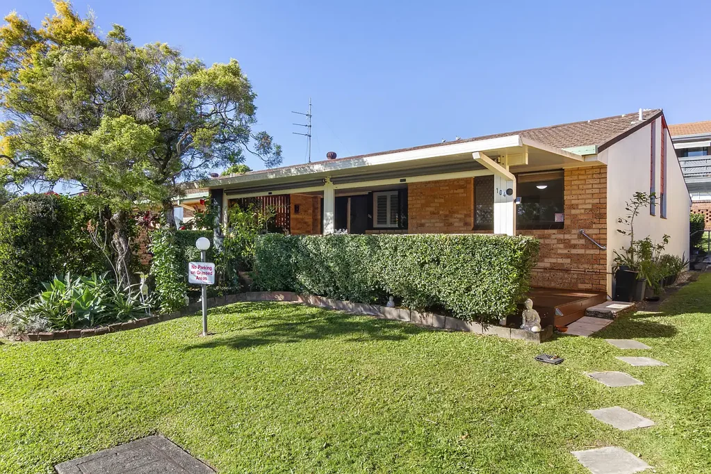 Burleigh Waters 2침실 SINGLE LEVEL LIVING IN A CENTRAL LIFESTYLE LOCATION