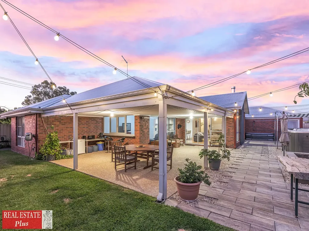 15 Stewartby Crescent, Viveash, WA 6056