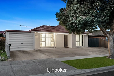 Hampton Park 3कमरा Immaculate Family Living with Expansive Outdoor Space & Rear Unit Potential (STCA)