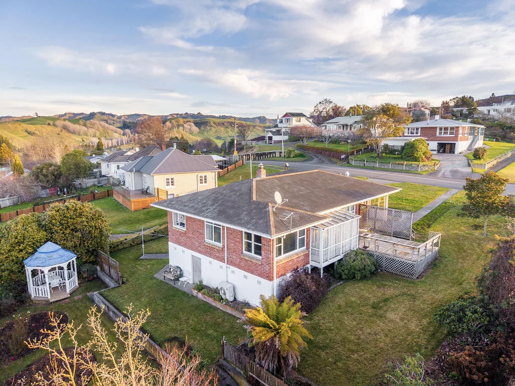 Taihape and Surrounds 2部屋 Brick, deck, and views