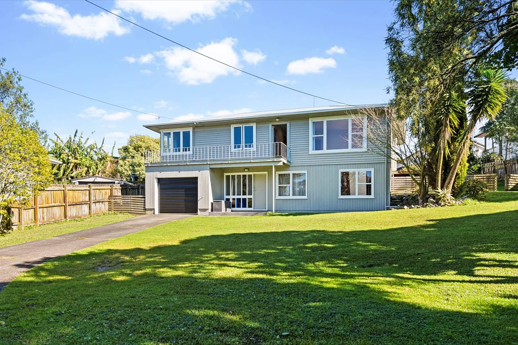 Te Atatu South 4غرفة نوم After 40 years, it is selling