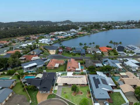 Elanora 3 Bedroom Charming 3 Bedroom Home Available for the First Time in 34 years!