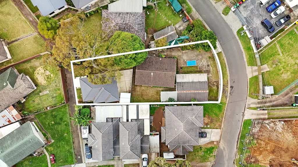 Cartwright 6房 阳光充足宽敞 三卧家庭宅 现代厨餐区 双收入潜力 近学公园商区 Three bedroom family home and three bedroom granny flat on a R4 Zoning parcel of land