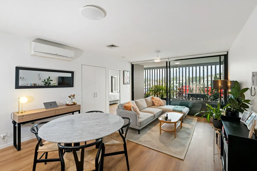 Woolloongabba 2 Bedroom Renovated Top-Floor Apartment in the Woolloongabba Precinct