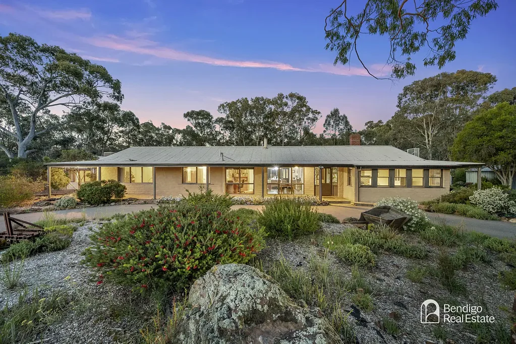 Axe Creek 4कमरा Bespoke Mudbrick Home and More Within Stunning Landscape
