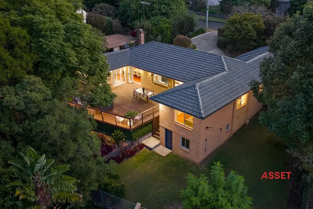 East Killara 4ห้องนอน Sunny and Bright, Valley Views & Level Lawn in East Killara's Quietest Pocket