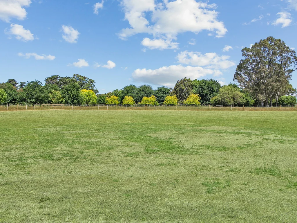 East Bairnsdale SPACIOUS, LEVEL ALLOTMENT.
