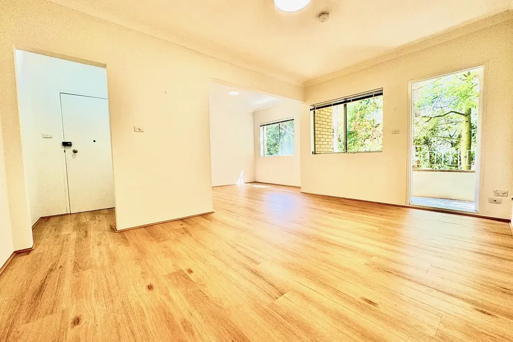 Spacious 2 bedroom unit with garage and balcony**1st Open Inspection Thursday from 9.15-9.30am**