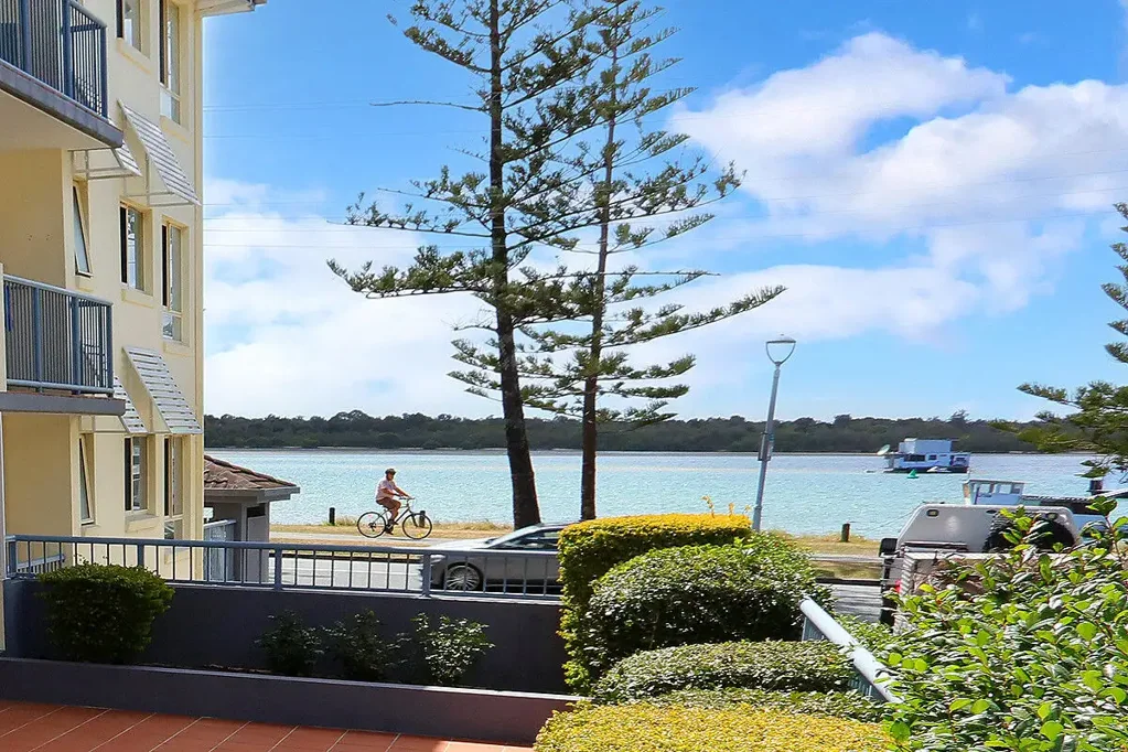 Biggera Waters 1침실 Low-Maintenance Living Steps from the Broadwater