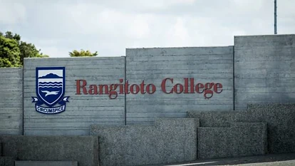 新西兰最大学校“沦陷”：奥克兰3千多人高中发现麻疹病例，学生被要求停课在家
