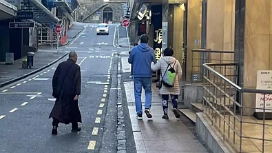 中国人太熟悉了！这种“假和尚骗局”竟出现在奥克兰CBD！警方紧急提醒......