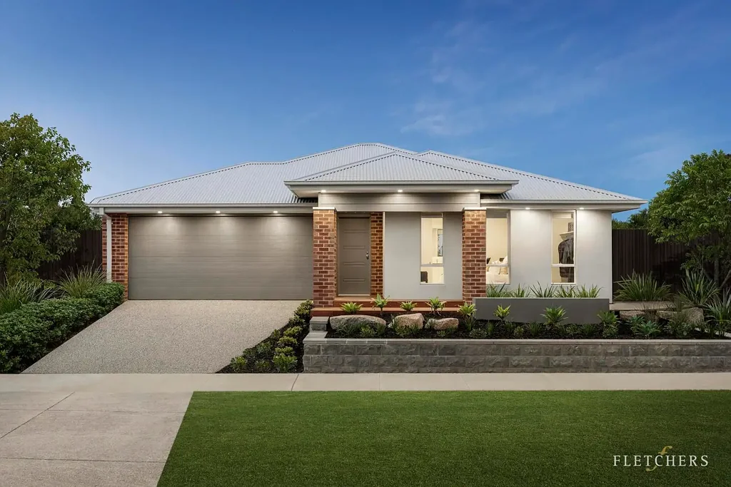 Clyde North 3 Bedroom Effortless Living in a Sleek, Sunlit Sanctuary! Ex-Display Home