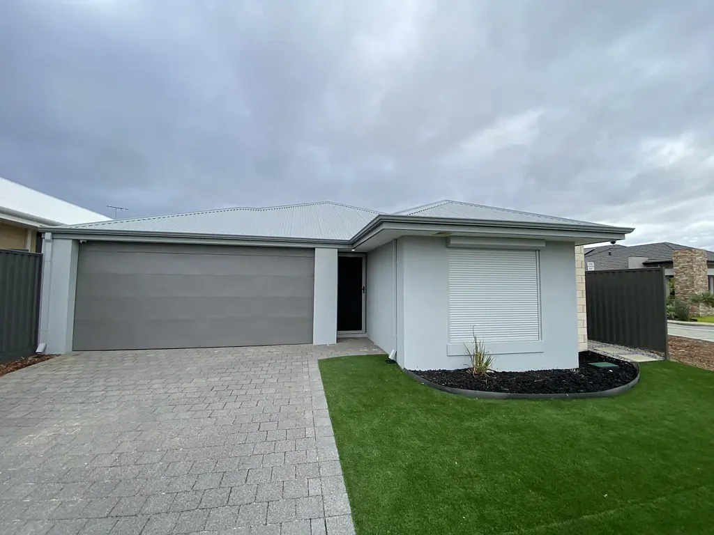 WELL PRESENTED FOUR BEDROOM, TWO BATHROOM HOME - DUCTED REVERSE CYCLE AIR CONDITIONING