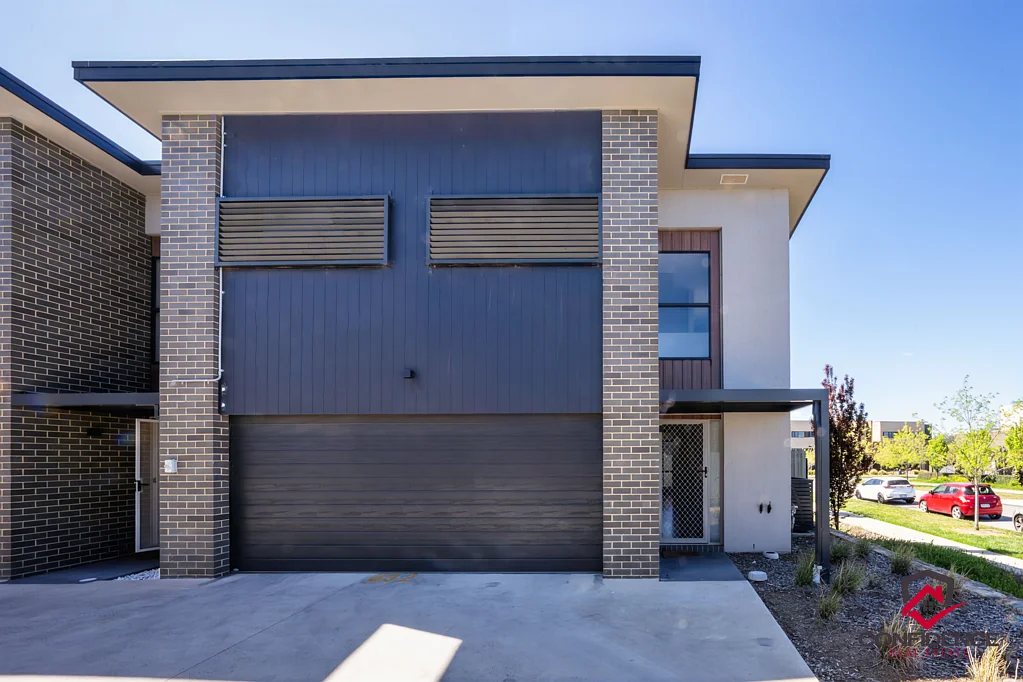 Moncrieff 3房  FEATURE PACKED FAMILY SIZE TOWNHOUSE!