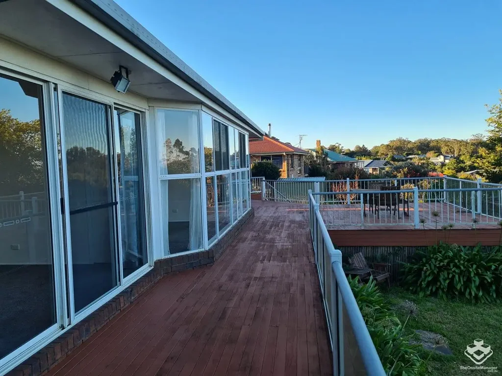 Spacious and peaceful home with mountain and sunrise views (Garden maintenance included)