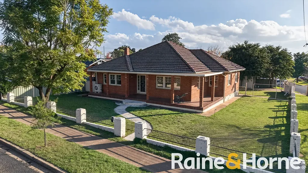 Dubbo 3Zimmer Timeless Double Brick Living in a Prime South Dubbo Location