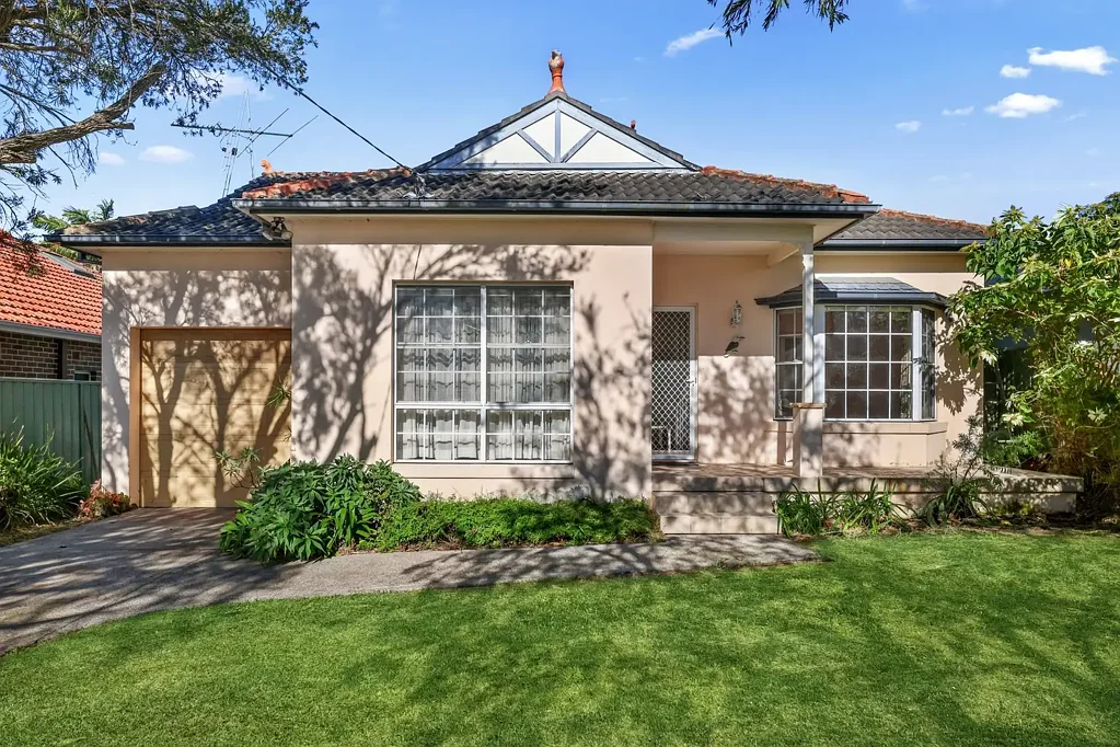 Cronulla 4Phòng ngủ Prime Cronulla Opportunity: Coastal Living, Ready to Transform or Rebuild!

Starting Bid: $2.9 Million