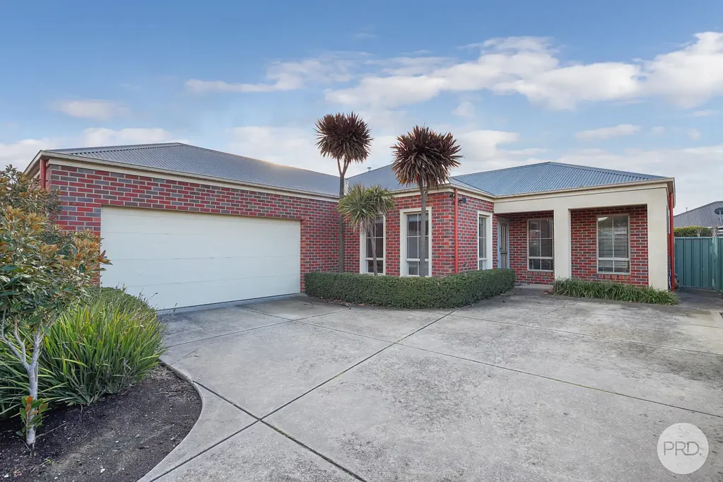 FULLY FURNISHED MODERN THREE BEDROOM HOME IN SOUGHT AFTER LAKE GARDENS LOCATION