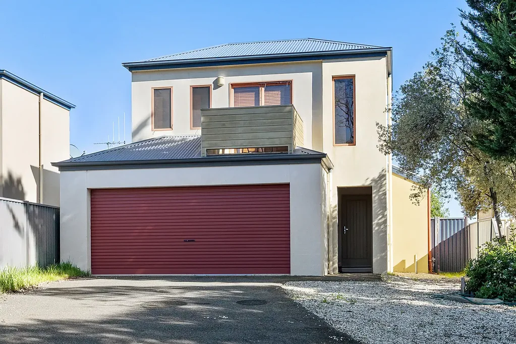 THREE-BEDROOM HOME WITH YEAR-ROUND COMFORT IN STRATHDALE