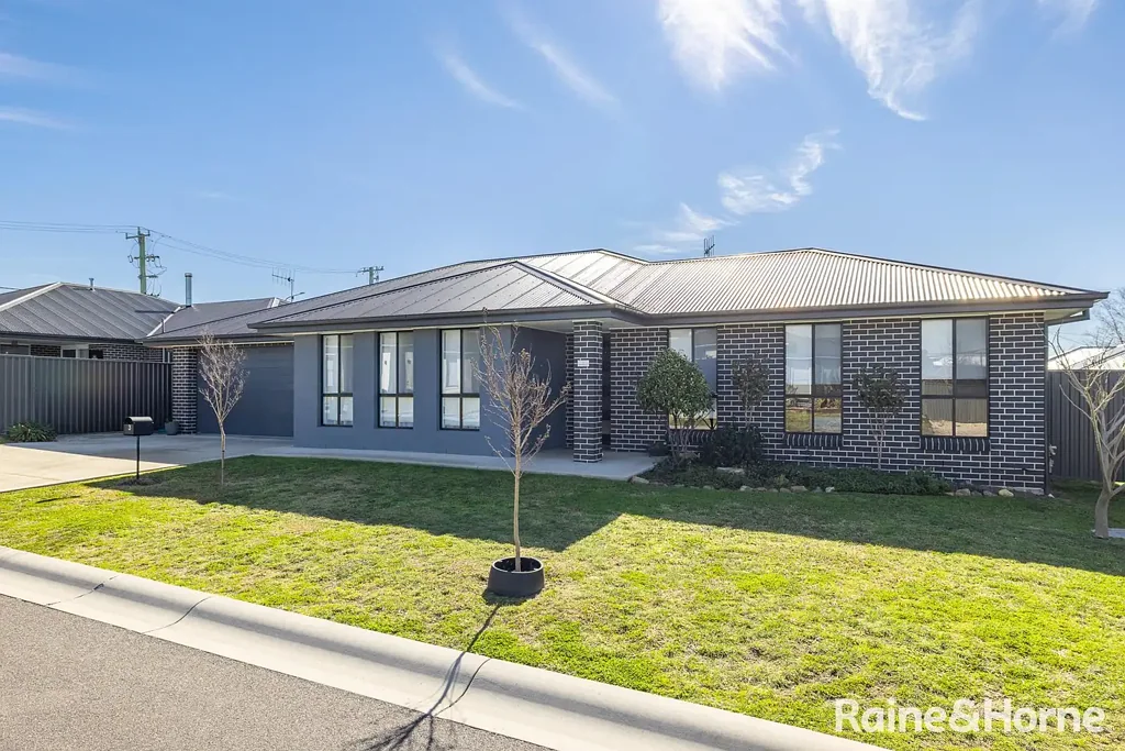 MODERN FAMILY LIVING IN SOUGHT AFTER EGLINTON- Available 28.8.26