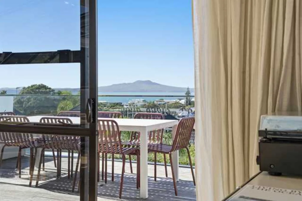 Castor Bay 4Phòng ngủ Expansive Ocean Views, Fully Renovated Family Home
