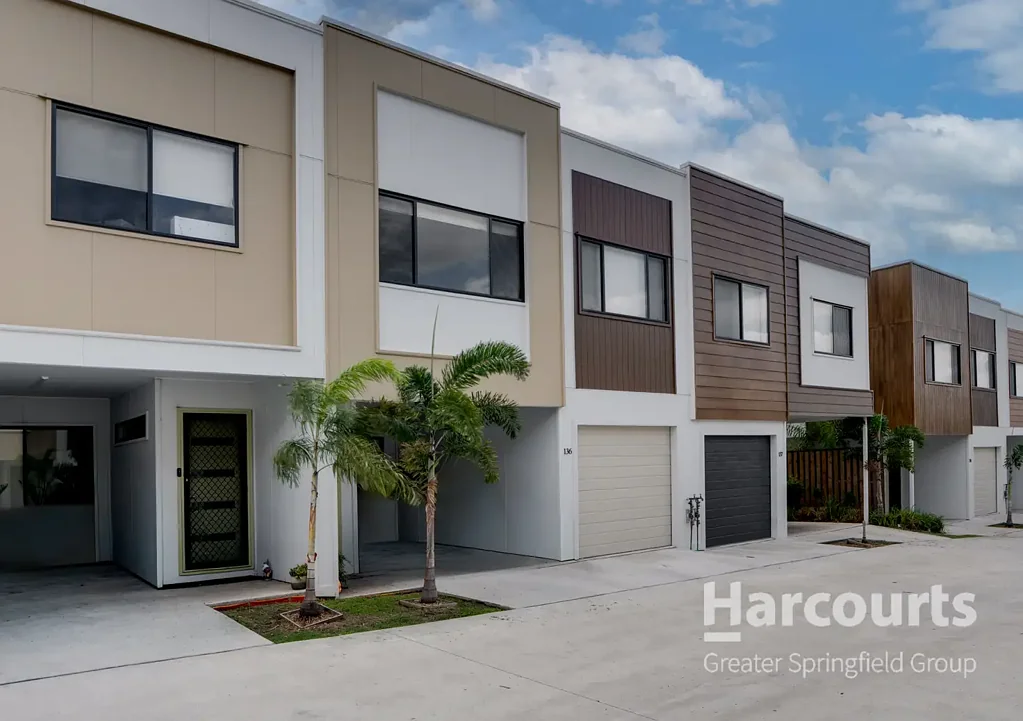 Raceview 3 Slaapkamer Stylish, Spacious & Secure - Near-New Townhouse Living!