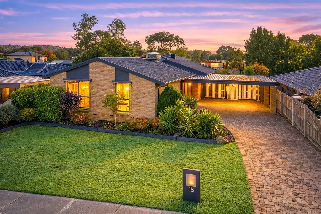 Sunbury 3房 Gumtree Hills温馨居所 652sqm庭院 三卧实用布局 宽敞户外娱乐区 双车位车棚 步行便利设施 A Warm Family Home in the Heart of Gumtree Hills