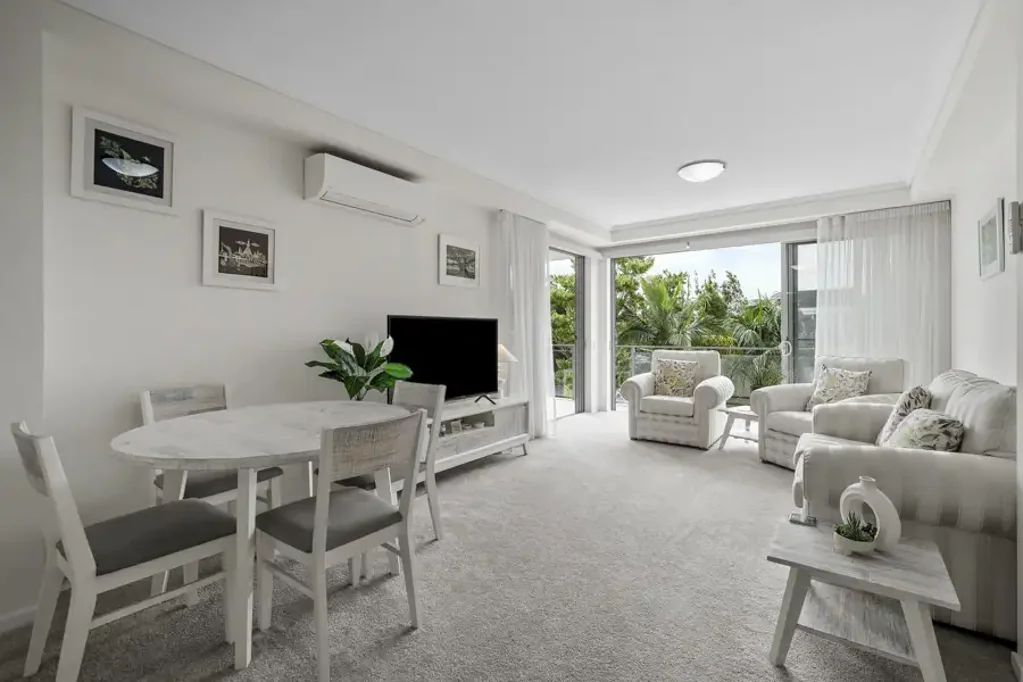 Robina 2 Bedroom Luxury in Riverwalk Avenue’s Finest Address - Level walk to Robina Town Centre