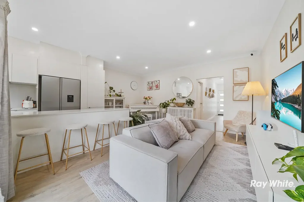 Underwood 3Zimmer Refreshed 2-Level Home In "The Enclave" With Pool & Walk-to Shopping Centre