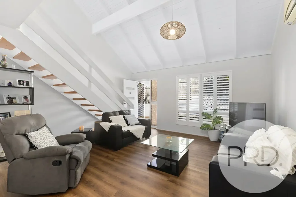 Spacious Townhouse in Prime Sandgate Location, Walk to Beach Front     B/L