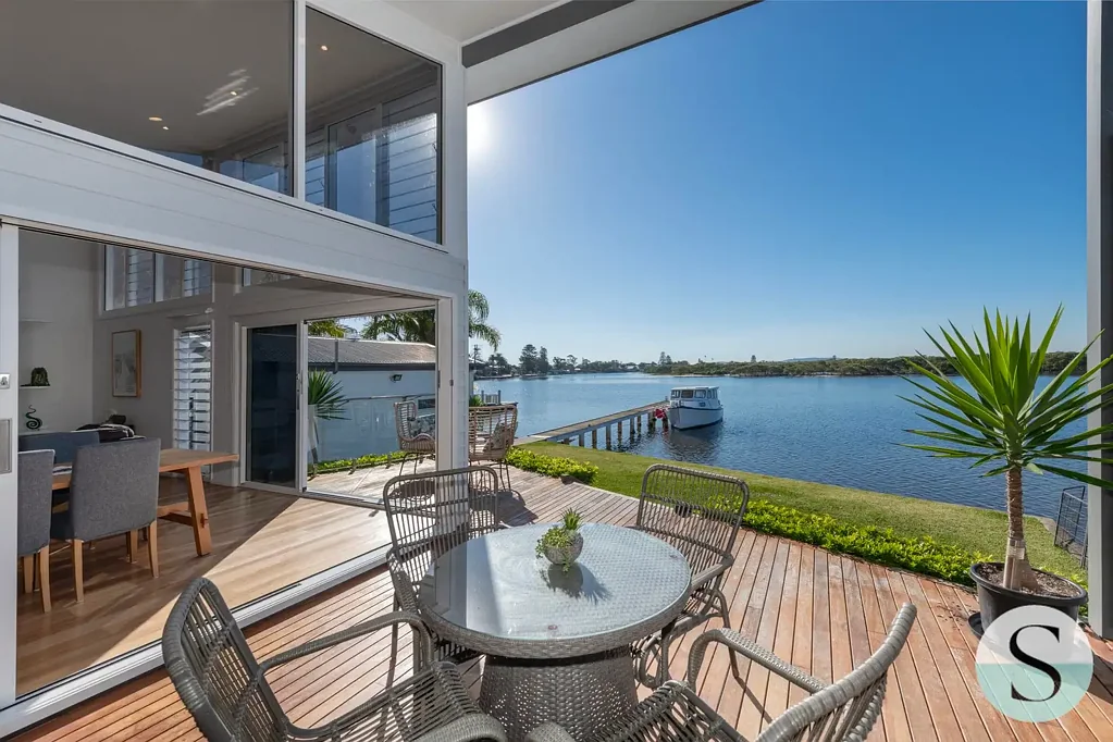 Swansea 4房  Very Rare Prized North Facing Absolute Waterfront + Jetty & Slipway - Contemporary Like New Single Level, Custom Residence & Boat House Accommodation