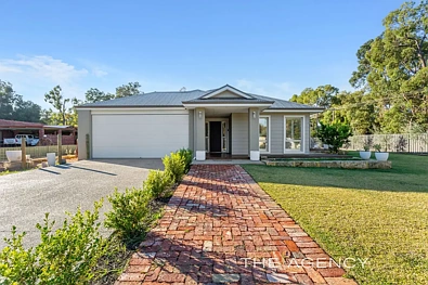 Glen Forrest 4房  Modern Family Living on a Flat Half-Acre with Endless Potential