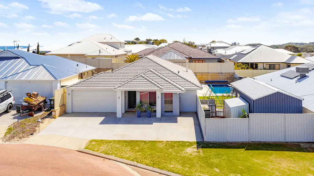 Dawesville 4Kwarto Coastal Family Living - Pool, Workshop & 200m to the Beach!