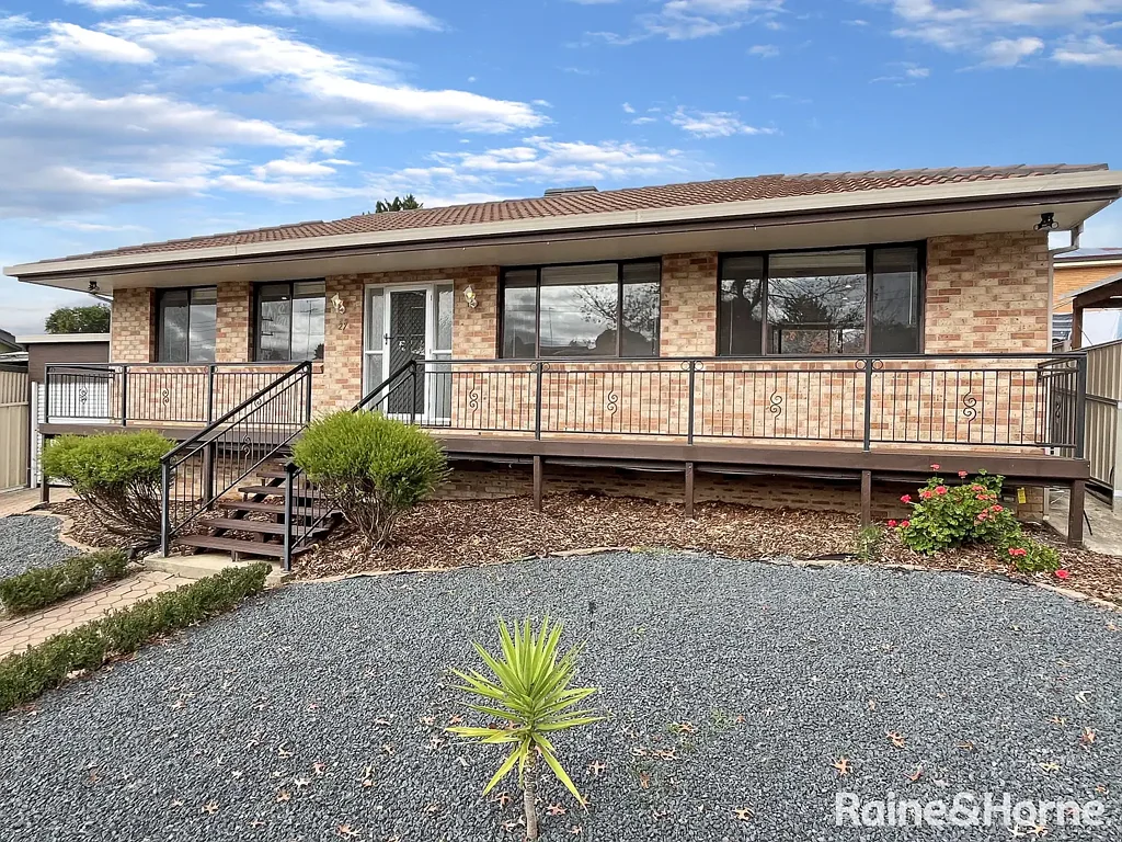 Completely Renovated 3 Bedroom Home On Candelbark!