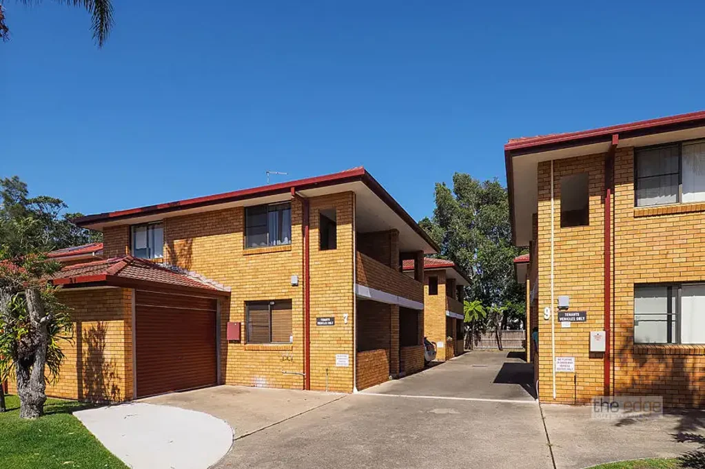 FULLY FURNISHED TOWNHOUSE IN PRIME LOCATION