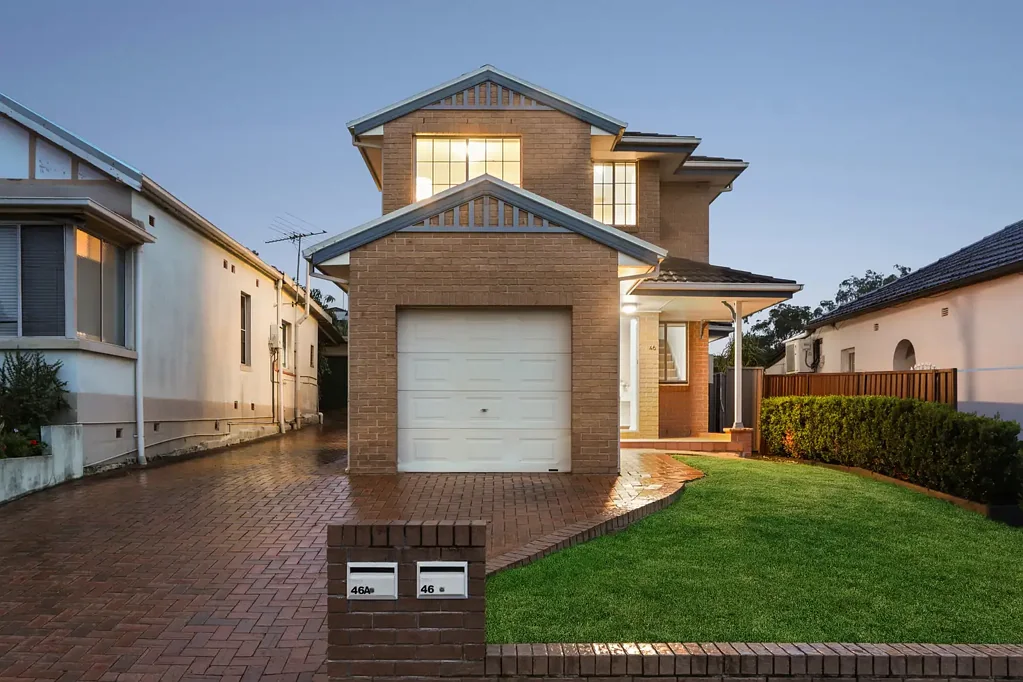 Enfield 4침실 Light filled family home in a prime parkside enclave